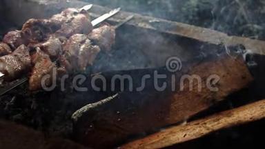 花园烤架上的烤串。 肉被刺上一口唾沫，用木炭烤.. 烧烤烧烤架。